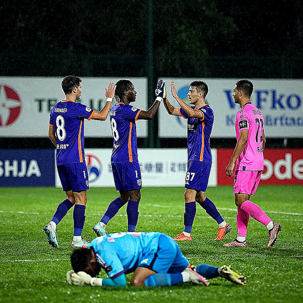 The Training Nights No One Sees: When Vietnamese Football Learns to Trust Its Youth The Training Nights No One Sees: When Vietnamese Football Learns to Trust Its Youth