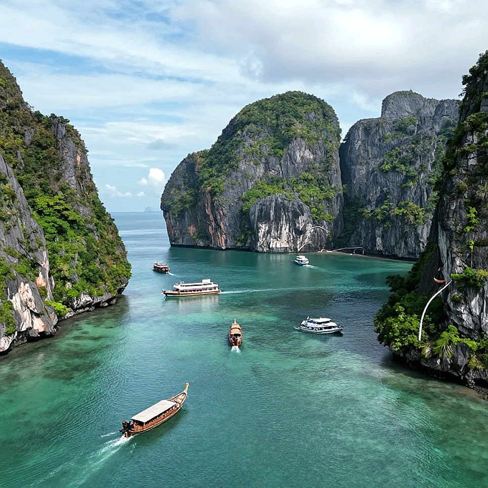 The 15,000-Bib Race by Ha Long Bay: A Record That Lives Outside the Stopwatch The 15,000-Bib Race by Ha Long Bay: A Record That Lives Outside the Stopwatch
