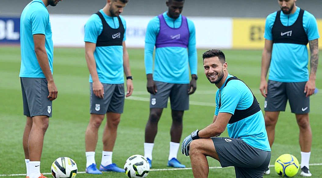 De Jong xuống trung vệ trước PSG: Barcelona vá hàng thủ bằng một tiền vệ chưa đá phút nào mùa này
